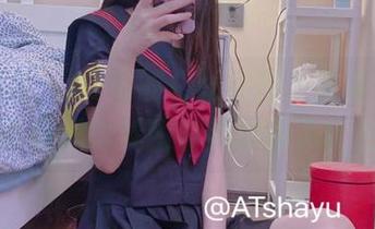 套图想象：AT鲨的白丝女仆，身姿柔和，但画面里的氛围好像潜藏了什么？
