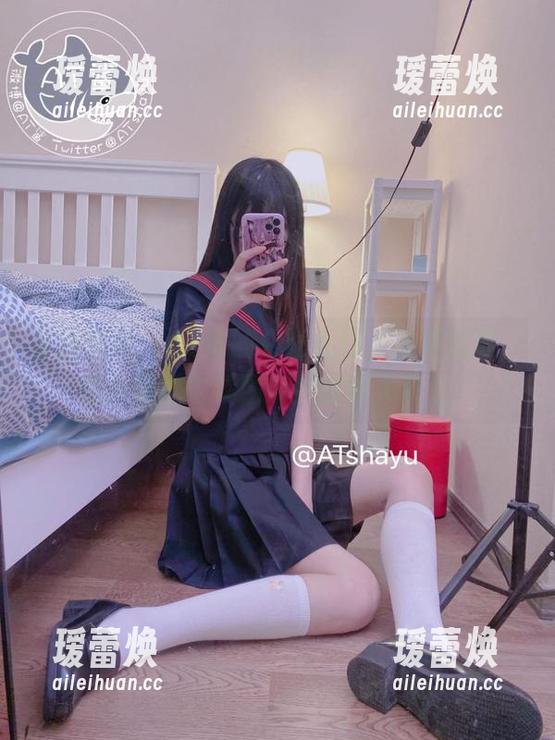 套图想象：AT鲨的白丝女仆，身姿柔和，但画面里的氛围好像潜藏了什么？