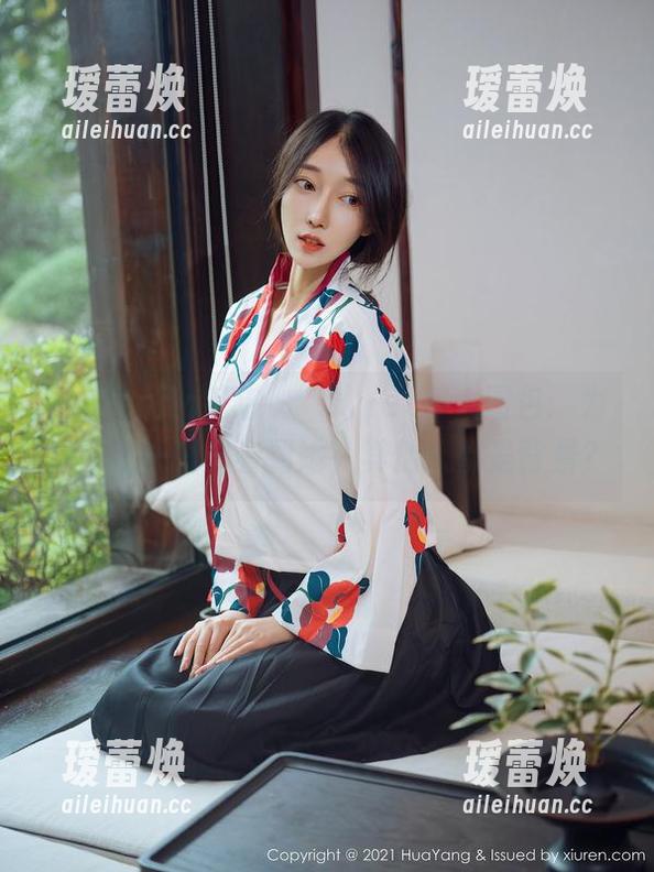 HuaYang花漾 - 玥儿玥er双人图包：为什么第一眼只看到她，其他人都是背景？
