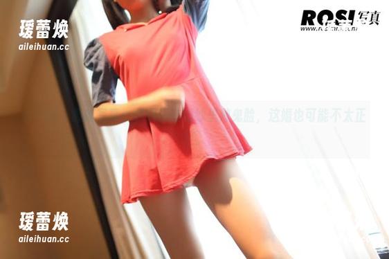 ROSI - 最新写真：杨晨晨在婚纱里做鬼脸，这婚也可能不太正经。