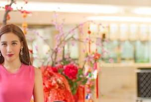 TGOD推女神 – 吊带又拿下，施忆佳写真精选-谁说只能穿在身上？