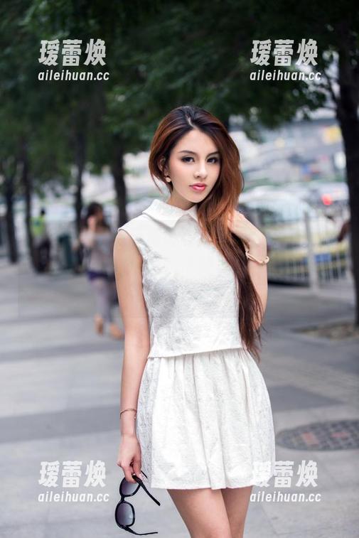 TuiGirl-王馨瑶 TuiGirl - 春天应该有双丝袜,王馨瑶的写真与其说是搭配,不如说是一次自我的表达?