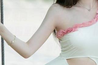 UGirls尤果网 – 又见郝晴Grace，眼镜太有戏，套图里的细节真诱人，精选得让人想多看几眼。