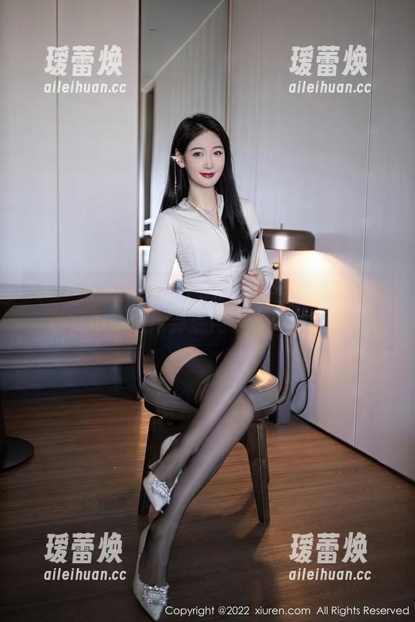 Xiuren秀人网-FoxYini孟狐狸 Xiuren秀人网 - FoxYini孟狐狸夏季图包,不知道她到底用了多少防晒霜?