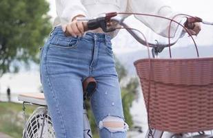 Xiuren秀人网 – 我在这儿盯着：精选原图，陈思琪Art的美脚为何让人如此欲罢不能。