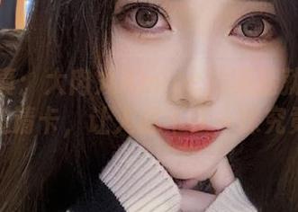 精选写真：大肉丸Amiee的美腿就像恶魔的邀请卡，让人忍不住一探究竟。