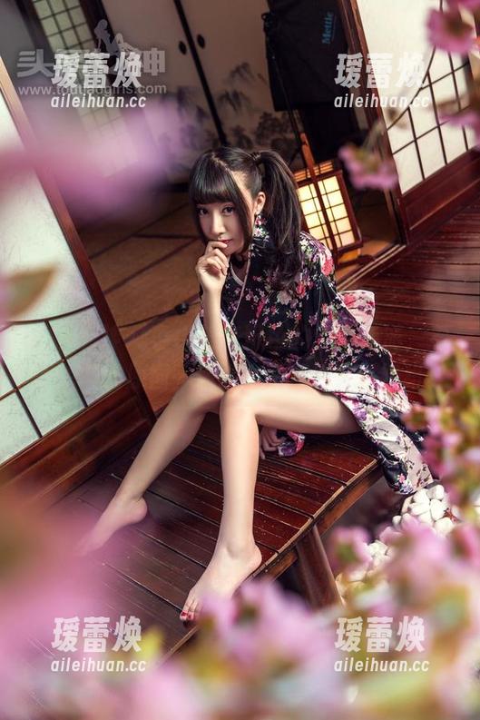 头条女神 - 李由美在粉色的天堂畅游，看了想哭的原图…你怎么就那么会挑壁纸！