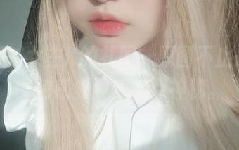 指尖滑过女主K的礼服，原图不止是图，图包感觉要添加点神秘。