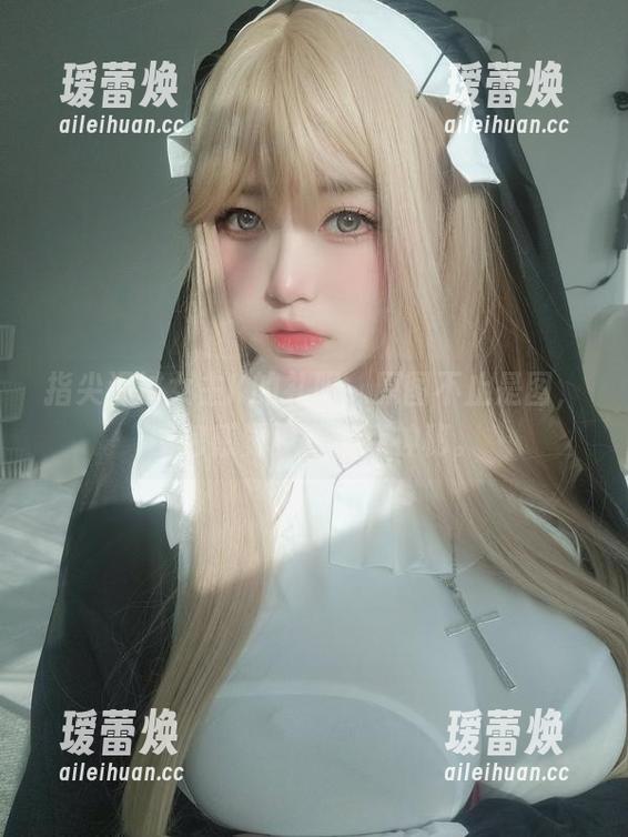 指尖滑过女主K的礼服，原图不止是图，图包感觉要添加点神秘。