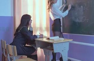 奶桃桃的瑜伽：看她如何在图片里努力把“放松”也变成“崩溃”！