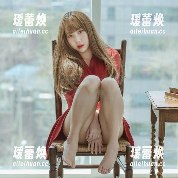 姜仁卿(강인경)的办公室公主风，高清图片有点撩了，就是上班气氛不太对劲。