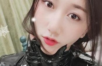 微密圈 – 我以为小玉吃果冻只会画画，结果女友图包来了一波视觉炸弹，速来下载！