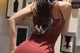 微密圈 – 黑丝和枣红裙的绝妙搭配，徐莉芝Booty的美图图包居然这么诱人！
