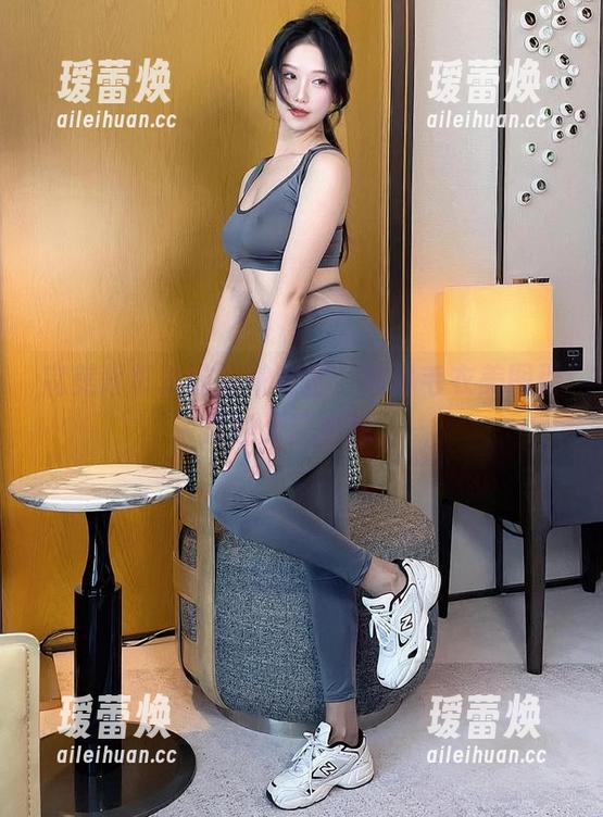 完美背影里的抖娘利世，漏背毛衣美图引发的无尽遐想。
