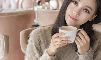 推女神 – 施忆佳的夏日套图分享，这清新的一抹让人忍不住想要跳进水里，典型的“看得见的空调”。