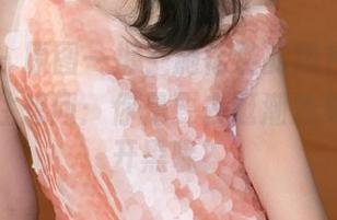 推女神 – 原图一拆，施忆佳的黑色风采让人忍不住想问：你是要去逛潮流集市还是开黑呢？
