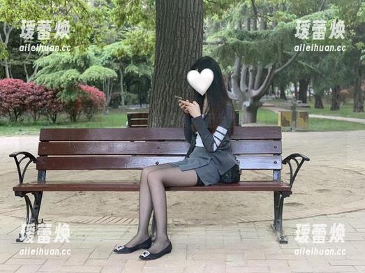 微密圈 - 有你喵的棉袜写真集：因为那双袜子，我的注意力完全致盲，完全不是个好孩子。