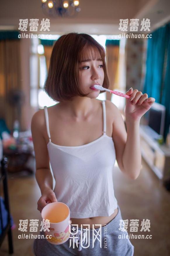果团网 果团网:又一组写真集,水边有位伊人,身影若隐若现。