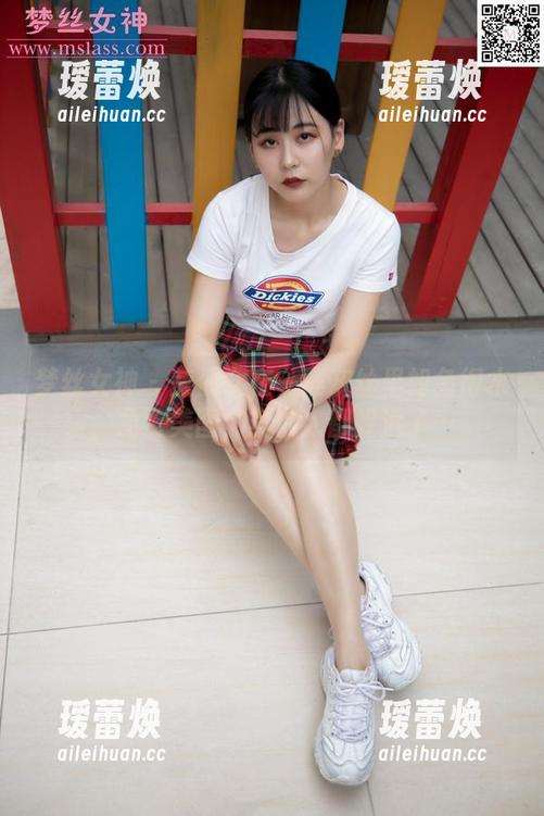 梦丝女神 - 莹仙女在一堆灰丝里如鱼得水，免费美图，其他人都躲远了…
