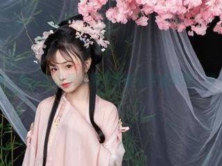月华清的夜，墙上贴的是爆机少女喵小吉的美图，谁不想瞅瞅？