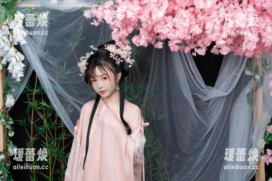 月华清的夜，墙上贴的是爆机少女喵小吉的美图，谁不想瞅瞅？
