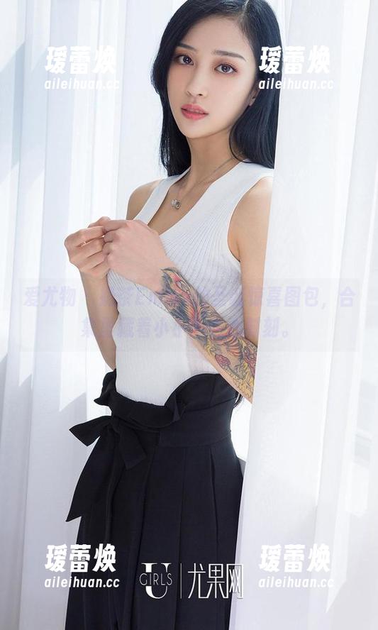 爱尤物-奶茶Emily 爱尤物 - 奶茶Emily的圣诞惊喜图包,合集里藏着小小的暖心时刻。
