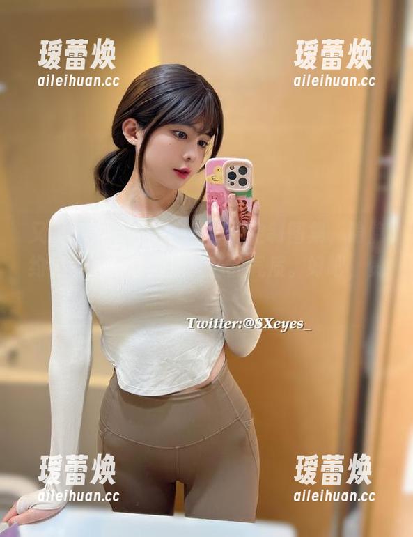 又来了，眼酱大魔王w的定制图集，隐隐约约就透露着御姐沉稳的气质。好吧，赞一个。