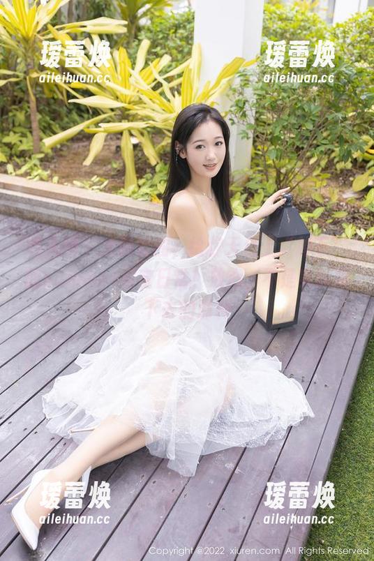 秀人网 - 免费套图，给你天台上“掉下”的summer宝宝日常！放心，不是实际掉下去的那种