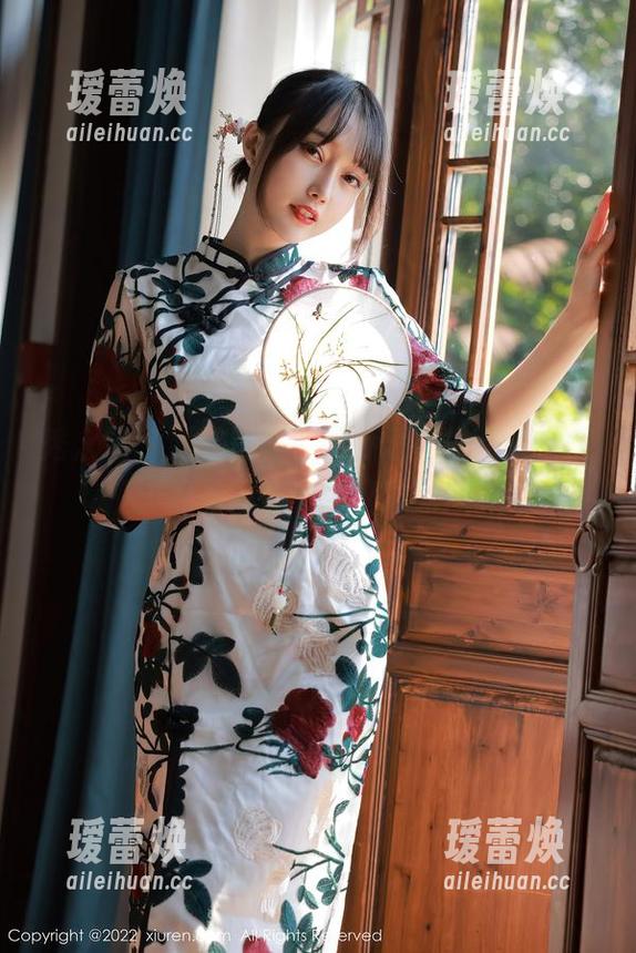 秀人网 - 婚纱图包，南乔私拍的意外之美，像是海边一阵可爱的风。