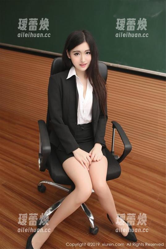 秀人网 - 周于希的制服风：街头美图让无圣光又何妨？