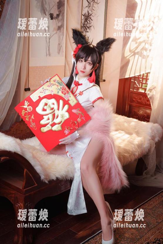 私房诱惑，快看肉扣热热子在圣路易斯的香槟色比基尼，简直要上天了吧！