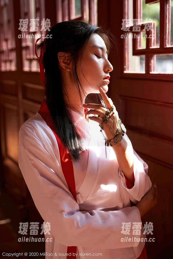 蜜桃社-冰露 蜜桃社 - 原图与作品中的冰露,浴缸中的惬意到底有多白皙?快来感受一下吧。
