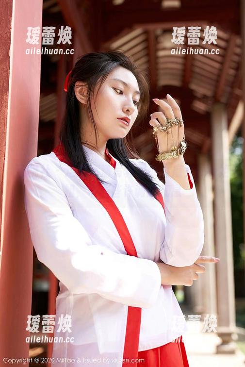 蜜桃社 - 这组高清写真里的小魔女lily姐姐，带着些许调皮气息