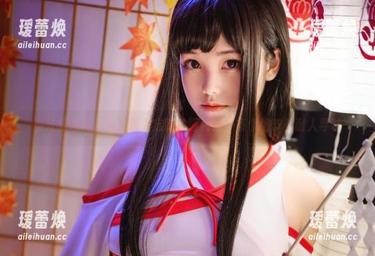 蜜汁猫裘先从泳池跳入定制的图片海，每个细节都耐人寻味
