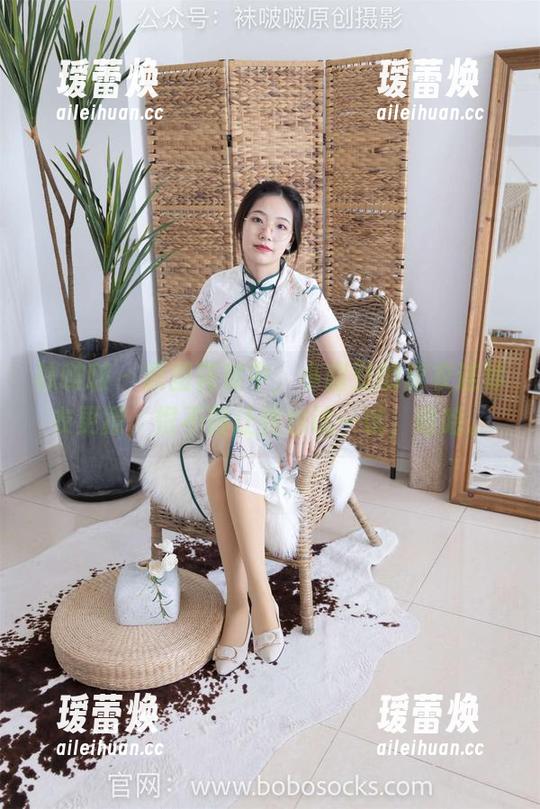 袜啵啵 - 原图花絮中，小甜豆的皮衣连体衣更撩，恨不得让我也试一试，哈哈。