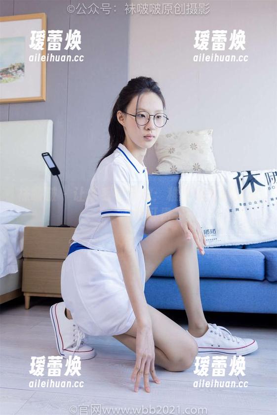 袜啵啵 - 让厚毛衣绽放：稚予的写真之旅，难能可贵