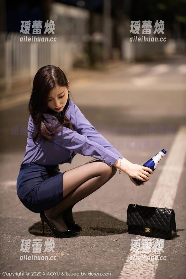语画界 - 又是一场王馨瑶yanni与皮衣的邂逅，写真似乎在流淌着某种气息