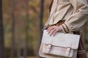再来看一次“迷失人形QUQ”月下巡游的原图，忍不住想说怎么能这么好看！