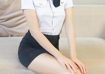 青豆客 – 在线！施忆佳穿着婚纱，真想看看这姑娘的其他古怪时尚——图集里找找运气吧！