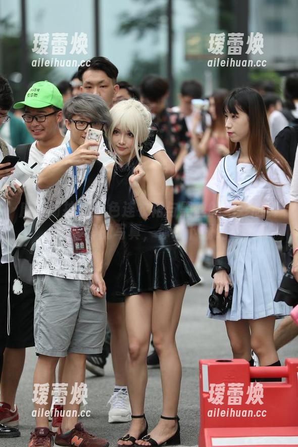 魔镜街拍-婷婷 魔镜街拍 - 白色连衣裙与黑丝的绝妙尬舞!婷婷的写真,你敢下载吗?