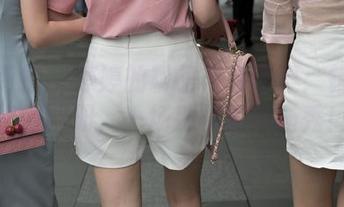 魔镜街拍 – 婷婷的粉裙与会议桌：销售主管的图册，一场别样的职场秀！