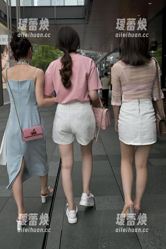 魔镜街拍 - 婷婷的粉裙与会议桌：销售主管的图册，一场别样的职场秀！
