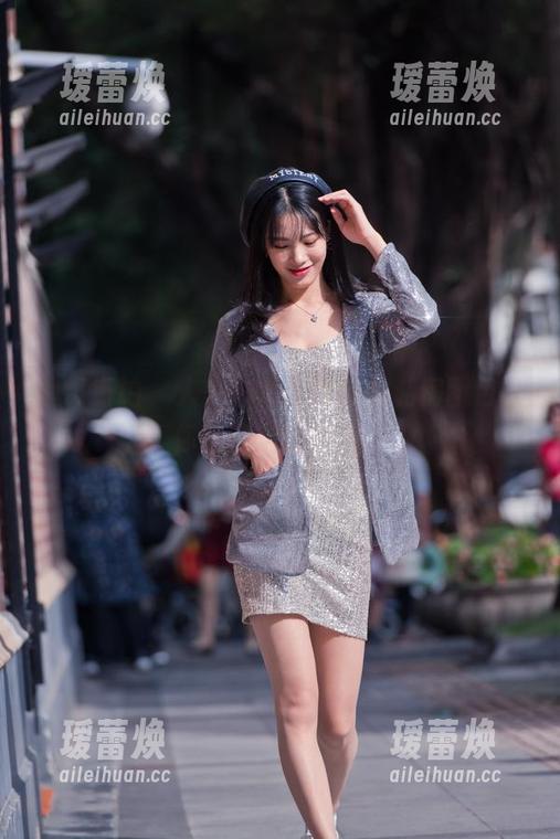 魔镜街拍 - 人少车多，玲玲的私房图包让你重新定义街拍。