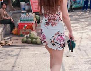 魔镜街拍 – 艾小青新旗袍图集：难道这就是传说中的‘美女从天降’？