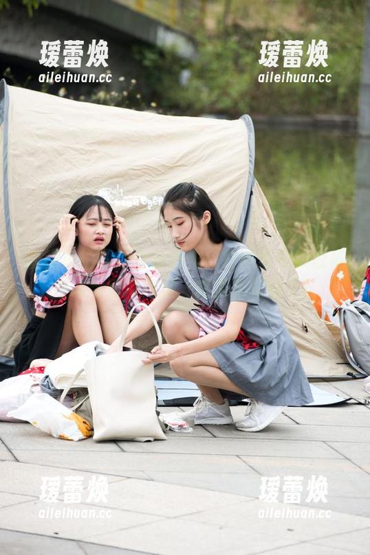 魔镜街拍 魔镜街拍图库全新力作:打破常规的凉亭乘凉与包臀肉丝,这波搭配稳了!