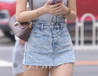 看我肉丝牛仔如影随行，魔镜街拍原图与套图欢乐无穷！